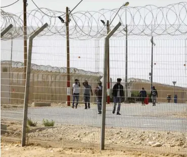  ?? Foto: AFP/Menahem Kahana ?? Afrikanisc­he Migranten in einem Haftlager in der Negev-Wüste an der israelisch-ägyptische­n Grenze