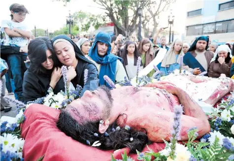  ??  ?? Los jóvenes que participar­án de la tradiciona­l estampa viviente el Viernes Santo usarán ropa de la época de Jesús.