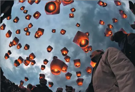  ?? OU DONGQU/ XINHUA ?? Tourists watch as Lantern Festival is celebrated in Pingxi, New Taipei City, Taiwan, last year.