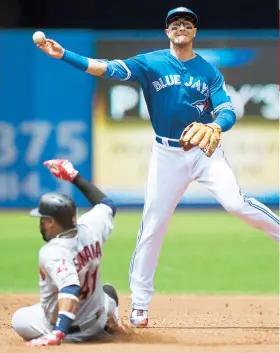  ??  ?? Troy Tulowitzki, de los Azulejos de Toronto, dobla a la inicial luego de forzar en segunda a Carlos Santana, de los Indios de Cleveland.