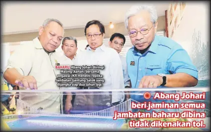  ??  ?? BAHARU: Abang Johari diiringi Masing (kanan) bersama pegawai JKR meneliti replika Jambatan Gantung Satok yang dijangka siap dua tahun lagi.