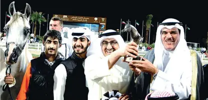  ?? —KUNA ?? KUWAIT: Minister of Informatio­n and Minister of State for Youth Affairs Sheikh Salman Al-Humoud Al-Sabah gives a trophy to one of the winners.