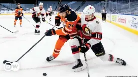  ??  ?? Facing a German superstar: Tim Stützle (right) tries to move the Edmonton Oilers Leon Draisaitl off the puck