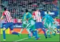  ??  ?? 59’. Koke agarra a Suárez antes del gol de Griezmann.