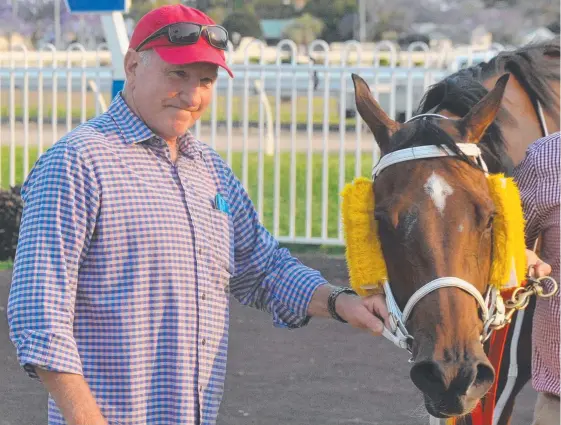  ?? Picture: MITCHELL KEENAN ?? Leading Toowoomba trainer Lindsay Hatch with smart mare Jadentom, one of the stars of his stable.