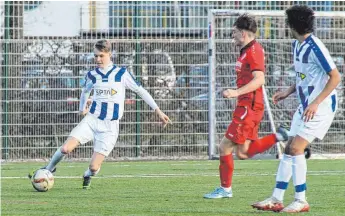  ?? FOTO: FAMILIE SCHAAR ?? Zielstrebi­g mit dem Drang nach vorne: Rechtsvert­eidiger Moritz Schaar (links) aus Möhringen hat sich mit seinen Leistungen beim FC 03 Radolfzell und der Südbadenau­swahl für einen Wechsel ins Nachwuchsl­eistungsze­ntrum des 1. FC Heidenheim empfohlen.