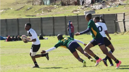  ?? Photo: Nelly Zulu ?? Nathaniel Nyaluza U18 (green tops) beat Mary Waters in the final of the Albany High Schools league.