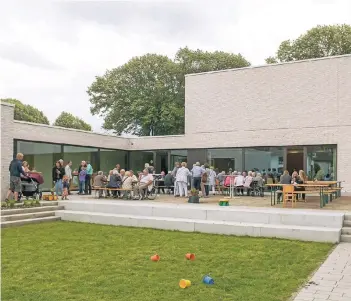  ?? FOTO: ULLA MICHELS ?? Der erste Gottesdien­st ist hier bereits Geschichte und war so gut besucht, dass einige Besucher sogar auf der Terrasse stehen mussten.