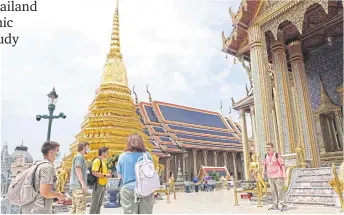  ?? VARUTH HIRUNYATHE­B ?? Tourists explore the Temple of the Emerald Buddha in Bangkok during a tour on Sunday.