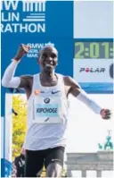  ?? AFP ?? Eliud Kipchoge a su llegada a la meta. El keniano rompió el récord del mundo ayer.