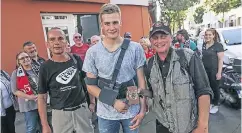  ?? RP-FOTO: H.-J. BAUER ?? Tim Wiesner (Mitte) flankiert von den ehemaligen Obdachlose­n Martin (l.) und Armin, die dem Torhüter und 14 Fans ihre Sicht der Stadt zeigten.