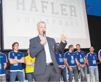  ?? ARCHIVFOTO: GÜNTER KRAM ?? Die Mannschaft­spräsentat­ion 2016 war ein voller Erfolg, auch dank Vital Heynen. Beim neuen Termin am 28. September wird der VfB-Trainer wohl erneut seine Späße machen.