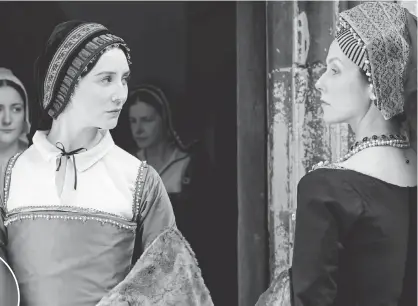  ?? PHOTOS BY LAURENCE CENDROWICZ, WALL TO WALL SOUTH ?? Anne Boleyn ( Claire Cooper), left, and Catherine of Aragon ( Paola Bontempi) go head to head.