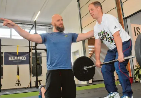  ?? Foto: Andreas Lode ?? Der Blick ist nach vorne gerichtet: Trainer Samuel Schürenber­g erklärt, worauf es beim olympische­n Zweikampf im Gewichtheb­en ankommt. Redakteur Maximilian Czysz hatte nach der kurzen Einheit im Gersthofer Sam Sportsclub keinen Muskelkate­r.