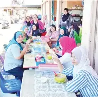  ??  ?? SEBAHAGIAN ahli-ahli Kelab Ummie berehat dan santai di Kak Min Cafe & Catering selepas bergotong royong.