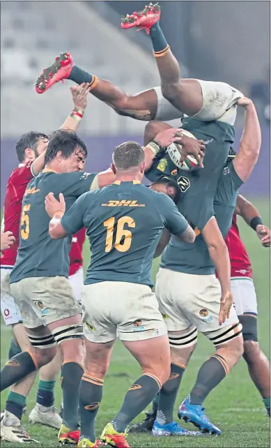  ??  ?? South Africa’s Lukhanyo Am collects the ball in an unorthodox manner yesterday