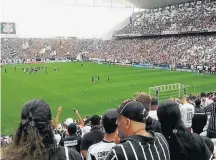  ?? ANDREZA GALDEANO/ESTADÃO ?? Vai, Corinthian­s! Torcida lota arena de Itaquera no treino