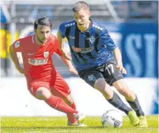  ?? FOTO: SILAS STEIN/DPA ?? Quo vadis, 3. Liga? Hier beharken sich Gianluca Korte (rechts) von Waldhof Mannheim und Eugen Gopko von Wormatia Worms.