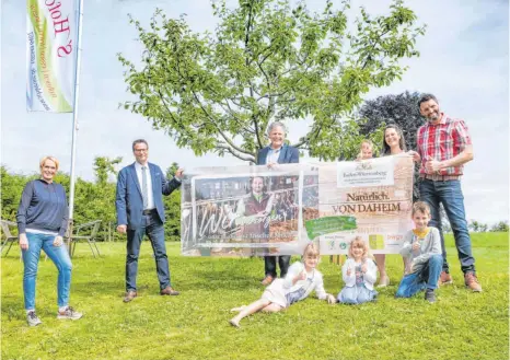  ?? FOTO: ANDY HEINRICH ?? Landwirt Marc Gührer (rechts) zeigt Gesicht, um Verbrauche­r wieder mehr an sich zu binden. Landesagra­rminister Peter Hauk hat die Plakat-Kampagne gestartet und die Familie Gührer auf dem Hofgut Schleinsee im Bodenseekr­eis besucht.