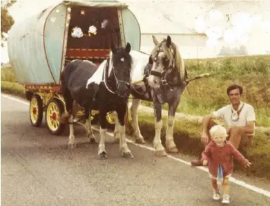  ??  ?? Foto keluarga 1980-an: Anastasia Taylor-lind menuju ibunya, Eleonore Lind, yang mengambil foto, saat Bethlehem Taylor, sang ayah, menatap. Kuda-kuda Star dan Blue menunggu untuk menarik wagon yang merupakan rumah Taylor-lind.