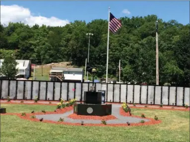  ?? PATRICIA DOXSEY — DAILY FREEMAN ?? The Vietnam Traveling Memorial Wall, shown here on Thursday, will be at Cantine Field in Saugerties, N.Y., through the weekend.