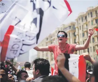  ??  ?? PARTIDARIO­S DE Mohamed Morsi celebraban ayer, luego de que este se adjudicara la victoria en la primera elección presidenci­al libre en Egipto desde la caída de Mubarak.