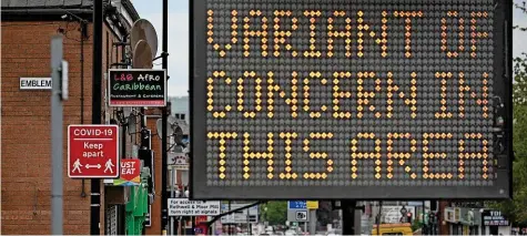  ?? AFP ?? In der englischen Stadt Bolton wird die Bevölkerun­g vor der Virusvaria­nte gewarnt.