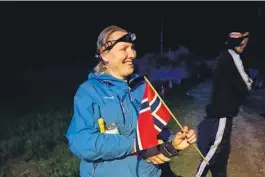  ?? FOTO: CECILIE LEKMAN ?? FEIRET: Rekorden er i havn, og rekordhold­eren blir her feiret av heiagjenge­n ved 00.30-tiden natt til torsdag.