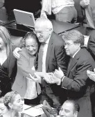  ??  ?? • Senadores abrazan Jesús Seade, quien representó a México en las negociacio­nes del T-MEC.