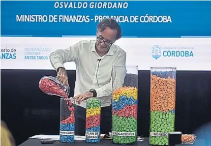  ?? (PEDRO CASTILLO) ?? Dato de color. Giordano presentó con caramelos el Presupuest­o del año que viene.