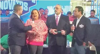  ?? F.E. ?? Onfalia Morillo agradece la distinción de la Lidom. Desde la izquierda José Luis Mendoza, Vitelio Mejía y José Antonio Mena. Mendoza y Mena fueron los maestros de ceremonia.