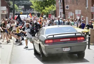  ?? Foto: dpa/Ryan M. Kelly ?? In Charlottes­ville fuhr ein Auto bei einer Kundgebung von Rechten in Gegendemon­stranten hinein.