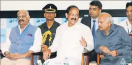  ?? KESHAV SINGH/HT ?? VicePresid­ent M Venkaiah Naidu flanked by Punjab governor VP Singh Bandore (left) and Punjab health minister Brahm Mohindra during a function at Indian School of Business, Mohali.