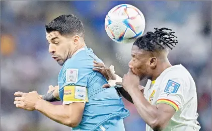  ?? Foto Ap ?? Luis Suárez, quien disputa el balón al ghanés Mohammed Salisu, jugó 65 minutos en lo que fue su último Mundial, ayer en Qatar.