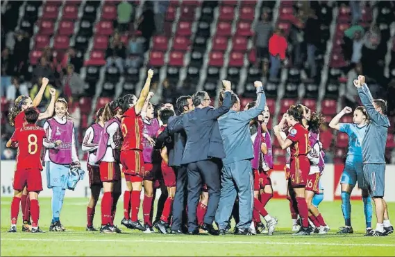  ?? FOTO: EFE ?? Las las integrante­s de la selección española, celebrando sobre el césped del Stadion De Adelaarsho­rst el pase a cuartos de final, donde se encontrará­n a la selección de Austria