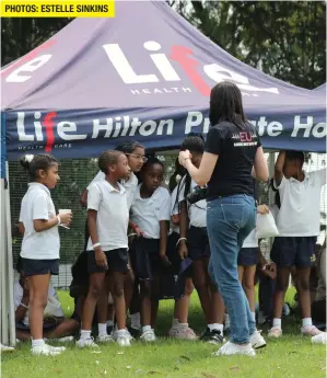  ?? PHOTOS: ESTELLE SINKINS ?? Suzette Dax, from Life Hilton Hospital, chats to Grade 2 pupils from The Wykeham Collegiate at the Internatio­nal Trauma Day event.