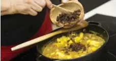  ?? ANNE-MARIE JACKSON/TORONTO STAR ?? Chef David Wolfman prepares Curried Elk, a recipe from his new cookbook.