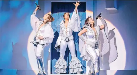  ?? FOTO: MATZEN/STAGE ?? Im Herbst kommt das Musical „Mamma Mia“in den Kölner Musical Dome. Übersetzt wurden die englischen Songtexte und die Dialoge im Stück von Michael Kunze und Ruth Deny.