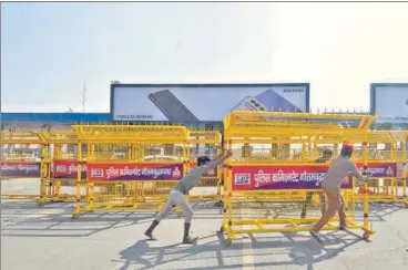  ?? SUNIL GHOSH /HT PHOTO ?? Barricades with spikes were placed at the Noida-delhi DND border on Saturday.
