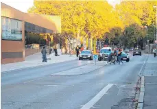  ?? FOTO: JULE ?? Noch fehlt der oberste Fahrbahnbe­lag der Zwanziger Straße im Bereich vor der Inselhalle. Im November sollen Bauarbeite­r ihn aufbringen. Dann sieht die Straße ganz hellgrau aus.