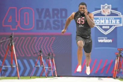  ?? KIRBY LEE/USA TODAY SPORTS ?? Oregon defensive lineman Kayvon Thibodeaux runs 40 yards in 4.58 seconds during the combine at Lucas Oil Stadium.