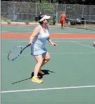  ?? Lynn Atkins/The Weekly Vista ?? Leslie Glaser of Bella Vista was part of doubles play on Friday morning.