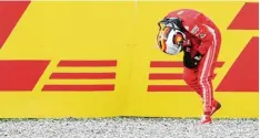  ?? Foto: Jerry Andre, dpa ?? Sebastian Vettel steigt nach seinem Crash aus und ärgert sich über seinen unnötigen Fahrfehler.
