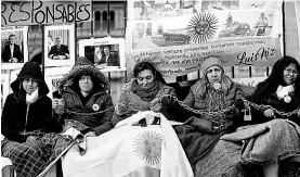  ??  ?? Reclamo. Familiares de las víctimas acampan en Plaza de Mayo.