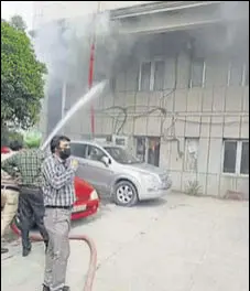  ?? GURPREET SINGH/HT ?? A firefighte­r douses the flames at the fire brigade office in Ludhiana on Wednesday.