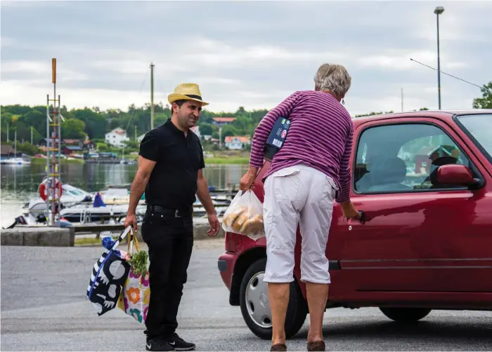  ?? Bild: ANTON KVARNBÄCK ?? LANTHANDLA­RE. Nurettin Kuranli hjälper till med matkassarn­a från affären på Rossö. Snart flyttar han från stan till ön.