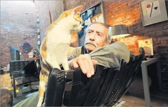  ?? Jennifer S. Altman For The Times ?? PULITZER PRIZE WINNER Edward Albee in 2009, with his cat. A play at its best, he said, was an “aggression against the status quo.”