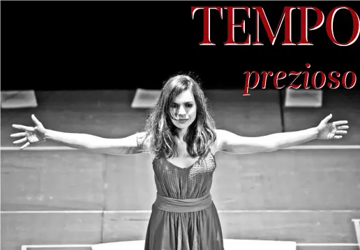  ??  ?? Una scena di «Tempo prezioso», lo spettacolo con Valentina Pescara (nella foto) in scena venerdì 20 aprile al villaggio Prealpino per il debutto della rassegna teatrale