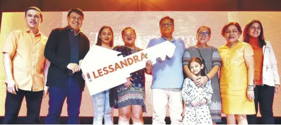  ??  ?? Retired seaman Elmer Fernandez is the winner of the summit’s grand raffle prize. (From left) Vista Land president Manuel Paulo Villar III, Former Senator Manny Villar, Elmer Fernandez and his family, Sen. Cynthia Villar, and Las Piñas Rep. Camille Villar