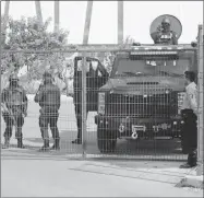  ??  ?? Todos los accesos al edificio de la SSP en el Complejo de Seguridad, en el Periférico tuvieron fuerte vigilancia por la presencia de “El Chelelo”